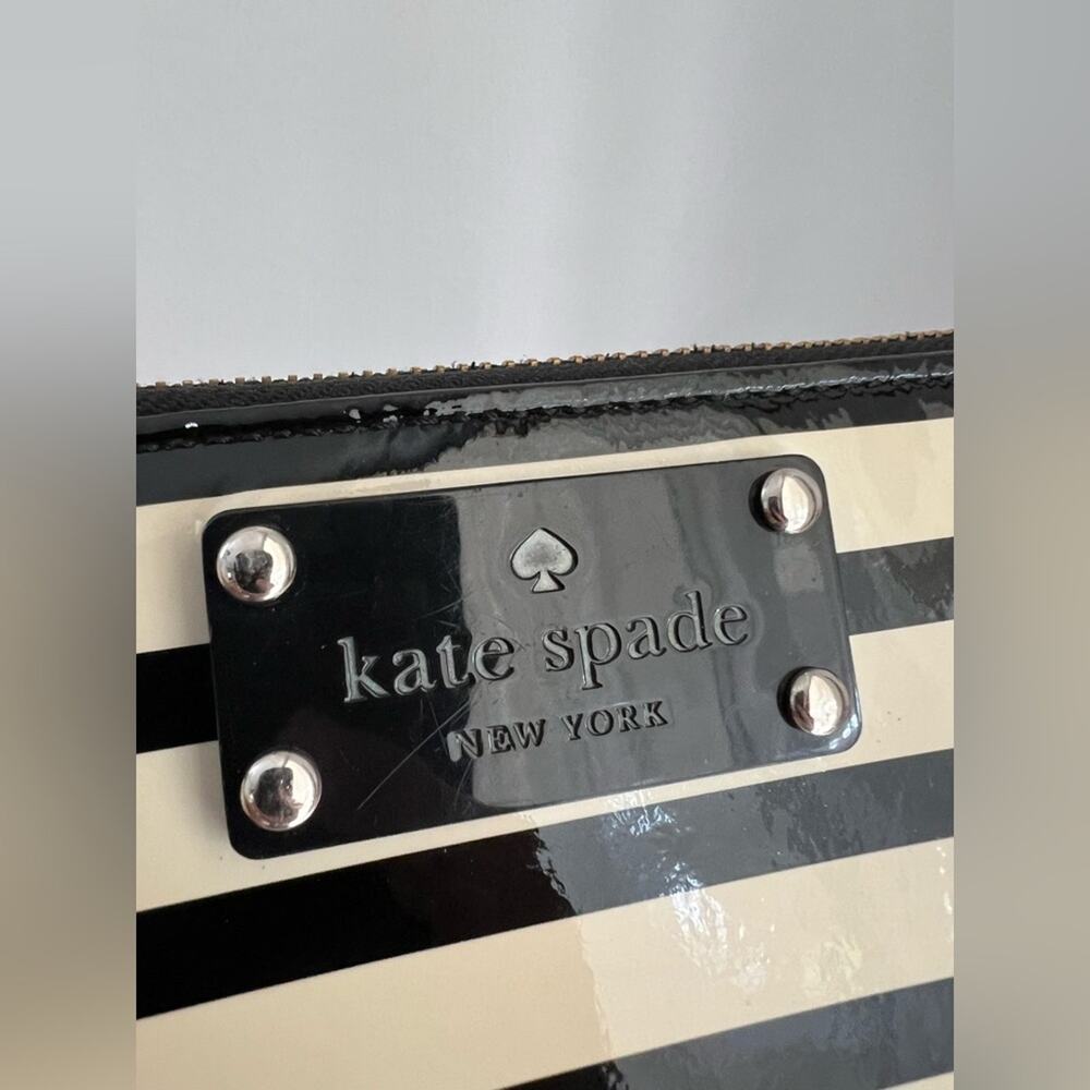 Kate Spade black and white striped patent leather wallet long zip top preppy - Picture 2 of 8